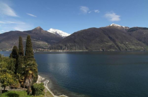 Unique house directly on Lake Como
